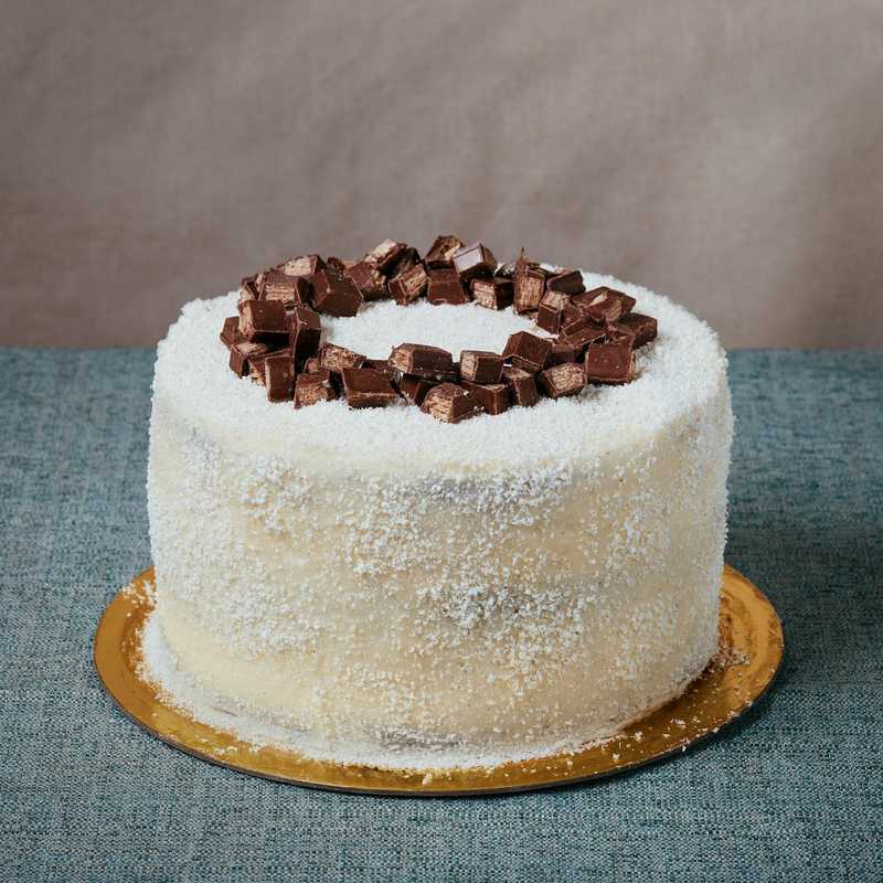 chocolate with a side of white chocolate
.
.
.
photo genius @iktotchi 
#doublechocolate #kitkatcake #minimalcake #birthdaycake