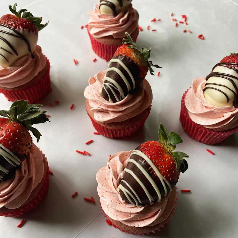 Triple Strawberry 🍓 
.
.
.
.
.
#cupcakedecorating #homemadecupcakes #cupcakes #strawberrycake #seriouseats #strawberrylovers #valentinescake