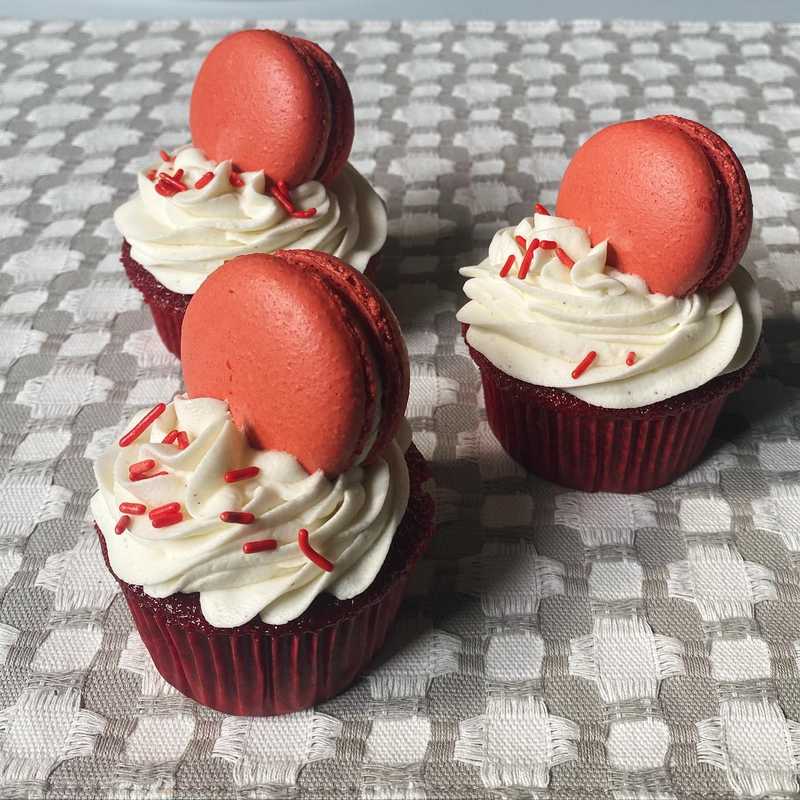 red velvet squared
.
.
.
.
#cupcakedecorating #macarons #redvelvetcupcakes #homemademacarons #birthdaycupcakes