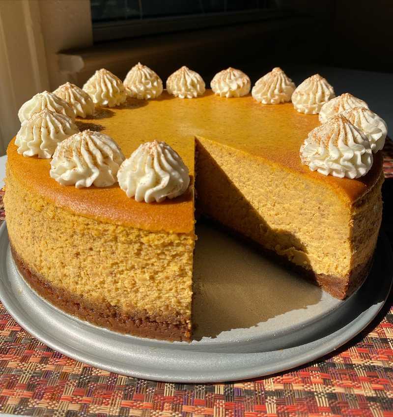 no filter needed for autumn flavors in the autumn sun 
.
.
.
#pumpkincheesecake #pumpkinspice #autumndesserts #homemadecheesecake
