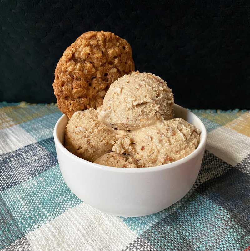 THE oatmeal cookies. now in ice cream form. if you know you know
.
.
.
#icecreamman #homemadeicecream #oatmealcookies #summerdesserts