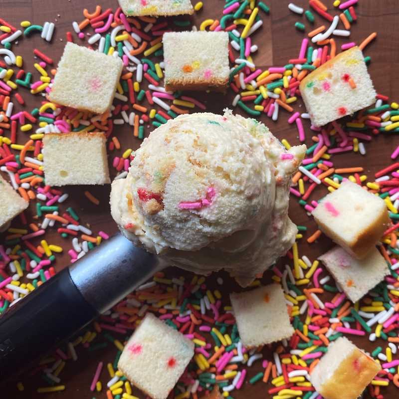 cake or ice cream… Por qué no los dos?
.
.
.
#funfetticake #homemadeicecream #icecreamman #summerdessert